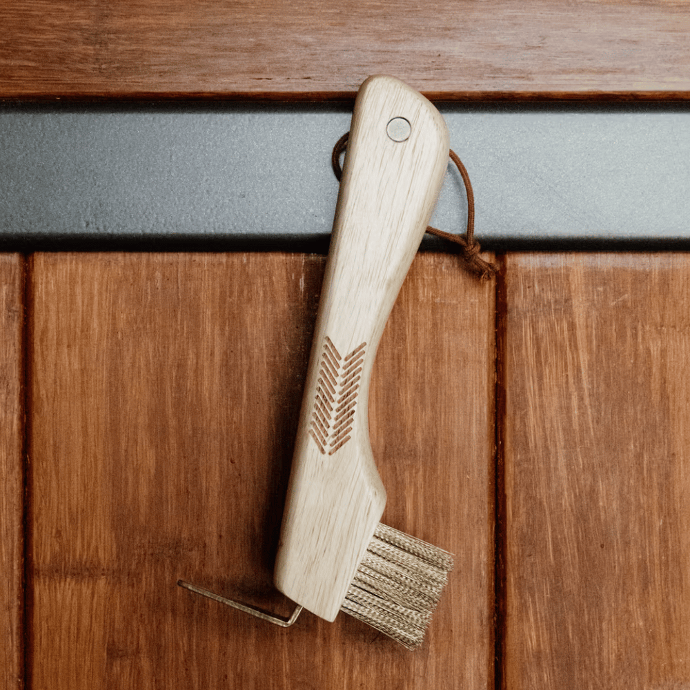 Grooming Deluxe Hoof Pick with Metal Bristle & Magnet